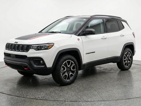 Used 2025 Jeep Compass Trailhawk AWD/4WD image 3