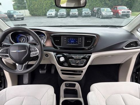 Used 2017 Chrysler Pacifica LX FWD image 28