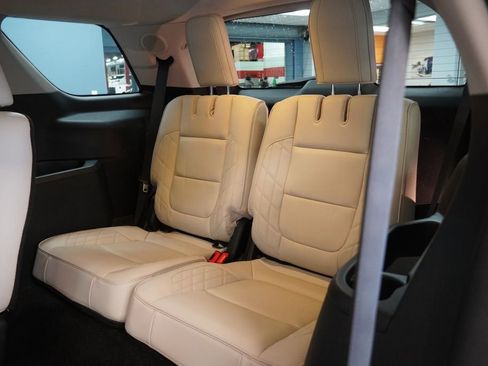 Used 2017 Ford Explorer Platinum image 28