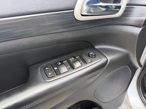 Used 2020 Jeep Grand Cherokee Altitude AWD/4WD image 19