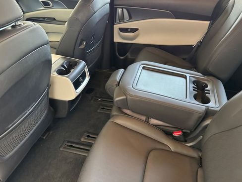 Used 2024 Kia Carnival LX FWD image 5