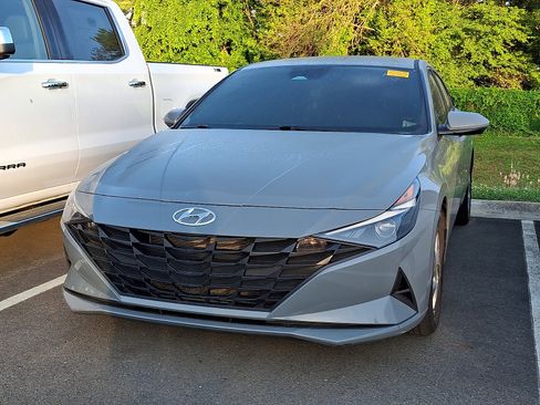 Used 2021 Hyundai Elantra SE FWD image 2