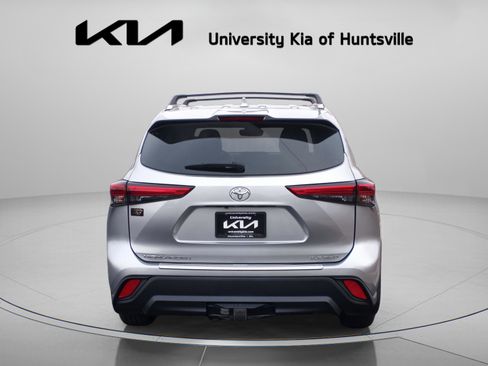 Used 2023 Toyota Highlander XLE image 6