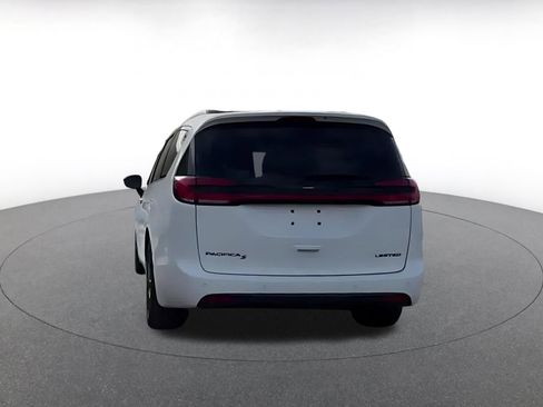 Used 2025 Chrysler Pacifica Limited image 12
