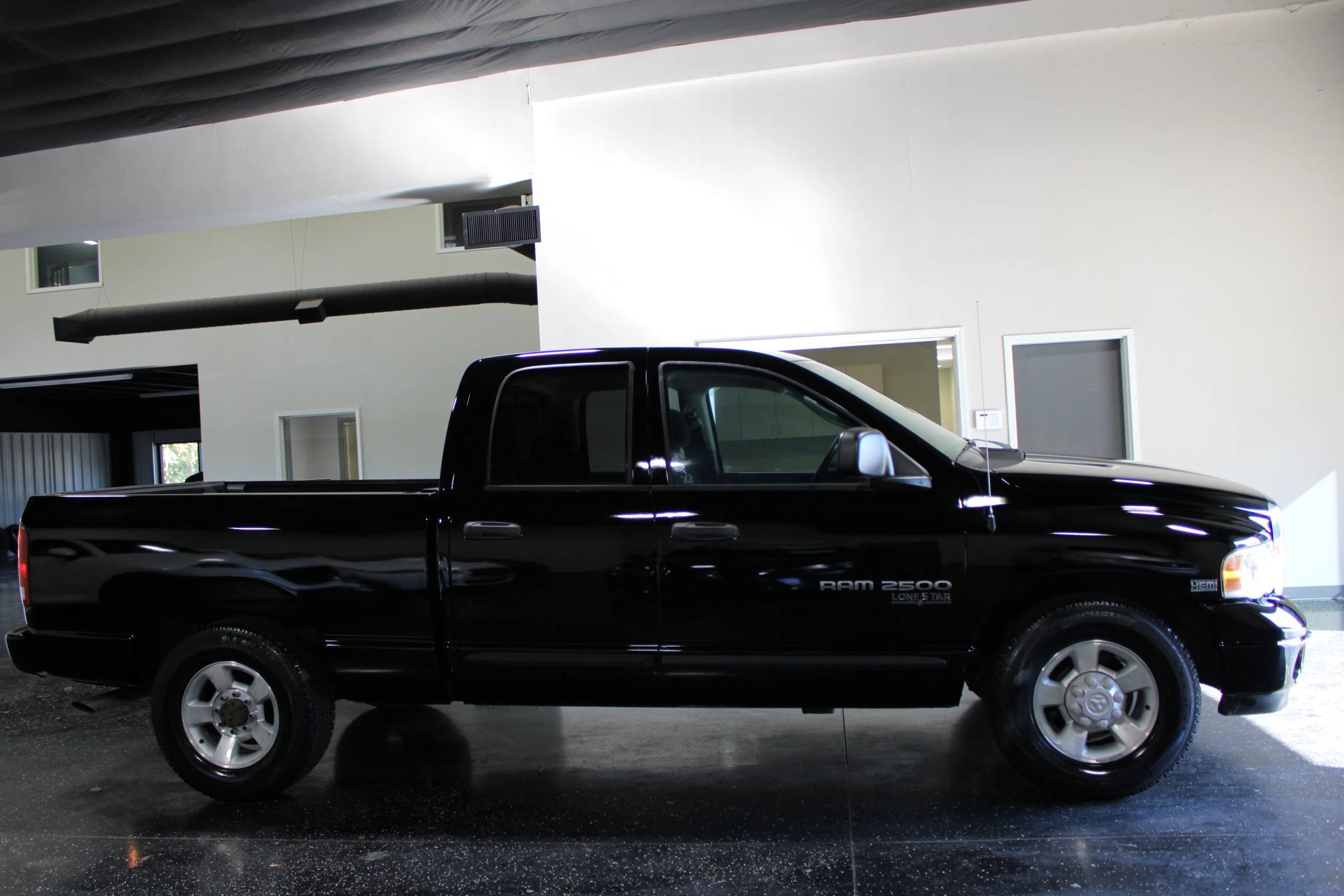 Used 2005 Dodge Ram 2500 Truck SLT RWD image 2