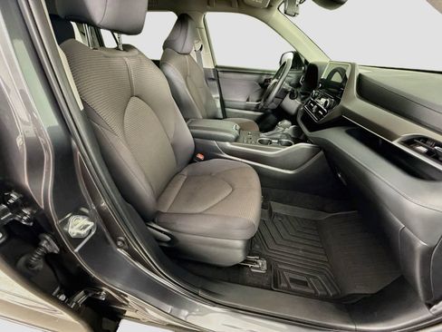 Certified 2024 Toyota Highlander LE FWD image 19