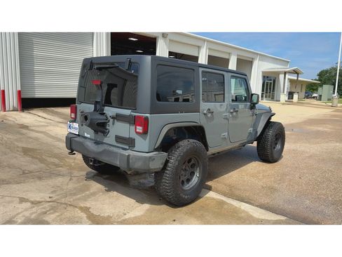 Used 2015 Jeep Wrangler Unlimited Rubicon w/ Connectivity Group AWD/4WD image 8