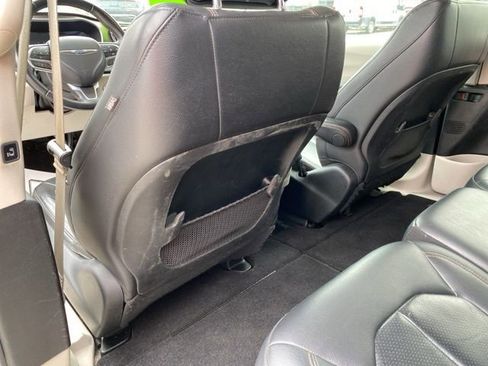 Used 2018 Chrysler Pacifica Touring-L image 30