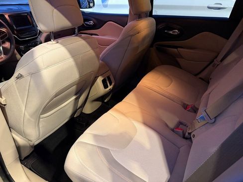 Used 2019 Jeep Cherokee Latitude w/ Popular Appearance Group image 15