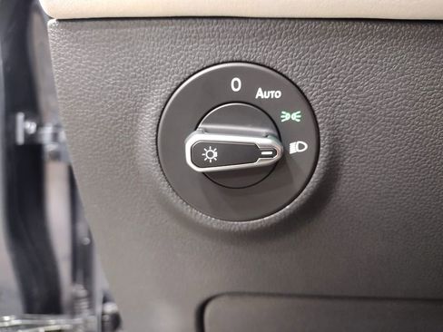 New 2025 Volkswagen Taos SE image 24