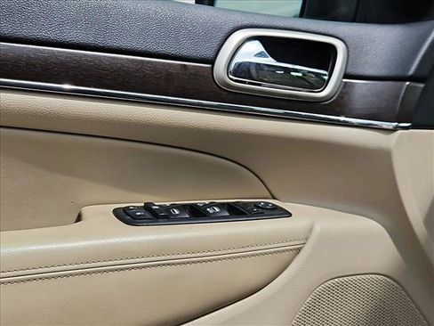 Used 2017 Jeep Grand Cherokee Limited AWD/4WD image 24