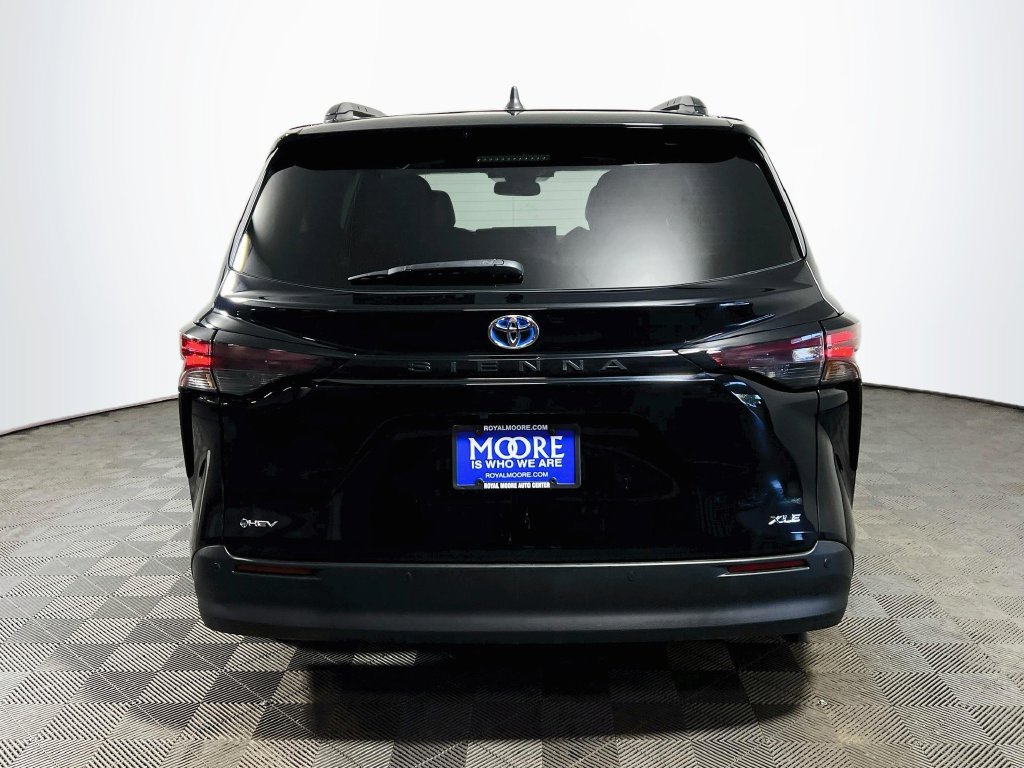 Certified 2025 Toyota Sienna XLE FWD image 6