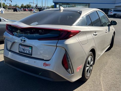 Used 2017 Toyota Prius Prime Advanced w/ Carpet Mat Package FWD image 4
