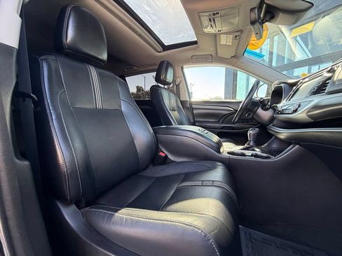 Used 2018 Toyota Highlander SE AWD/4WD image 16