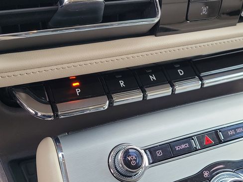 Used 2023 Lincoln Aviator Standard w/ Premium Package image 29