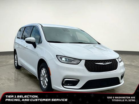 Used 2023 Chrysler Pacifica Touring-L FWD image 11