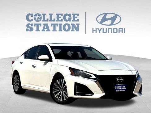 Used 2024 Nissan Altima 2.5 SV w/ SV Premium Package FWD image 3