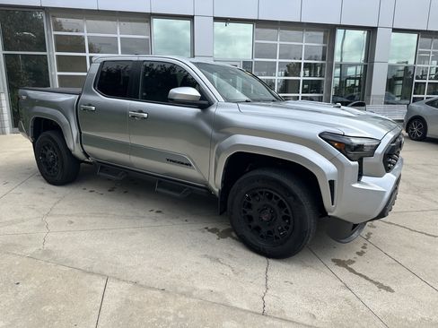 Used 2024 Toyota Tacoma TRD Sport AWD/4WD image 2