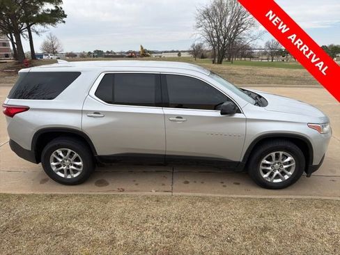 Used 2021 Chevrolet Traverse LS image 2