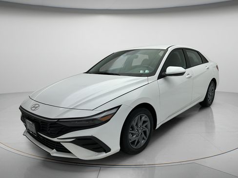 Used 2024 Hyundai Elantra SEL FWD image 3