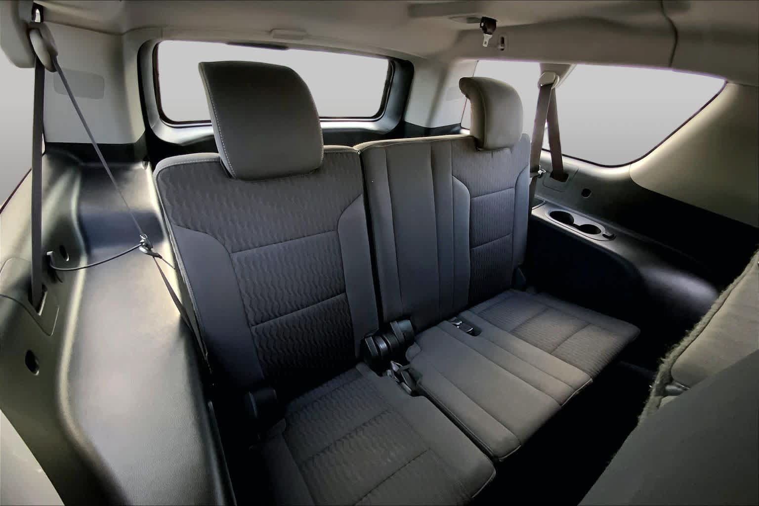 Used 2015 Chevrolet Suburban LS RWD image 35