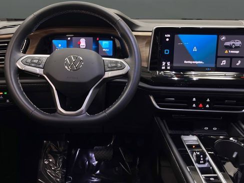 Used 2025 Volkswagen Atlas SE FWD image 11