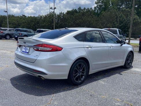 Used 2018 Ford Fusion SE w/ Equipment Group 201A FWD image 3