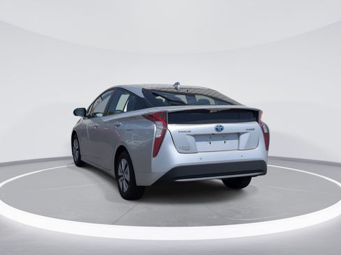 Used 2017 Toyota Prius Four FWD image 5