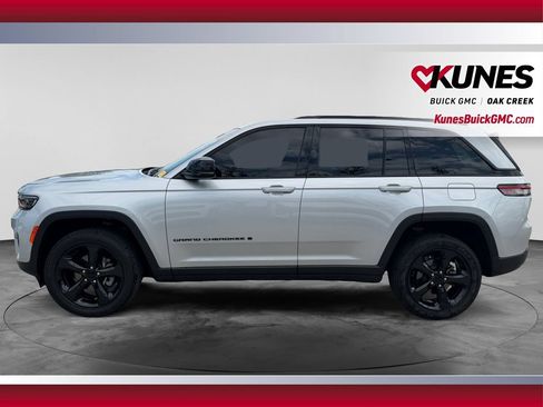 Used 2023 Jeep Grand Cherokee Altitude AWD/4WD image 6