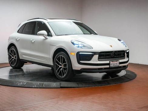 Certified 2025 Porsche Macan image 13