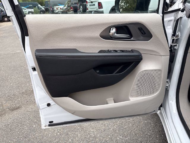 Used 2024 Chrysler Pacifica Limited FWD image 16