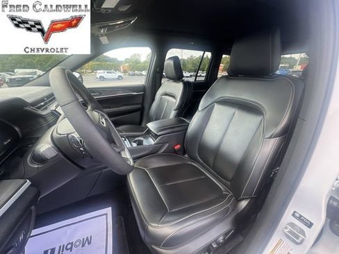 Used 2025 Jeep Grand Cherokee Limited AWD/4WD image 25
