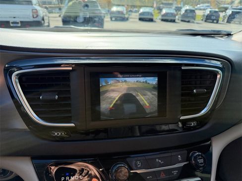 Used 2020 Chrysler Pacifica Touring-L w/ Tire & Wheel Group image 18