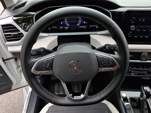 Used 2025 Volkswagen Taos SE FWD image 18