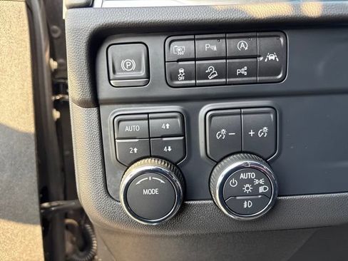 Used 2025 Chevrolet Suburban Z71 AWD/4WD image 18