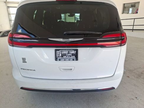Used 2022 Chrysler Pacifica Touring-L FWD image 6