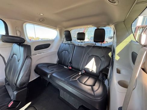 Used 2023 Chrysler Pacifica Touring-L FWD image 11