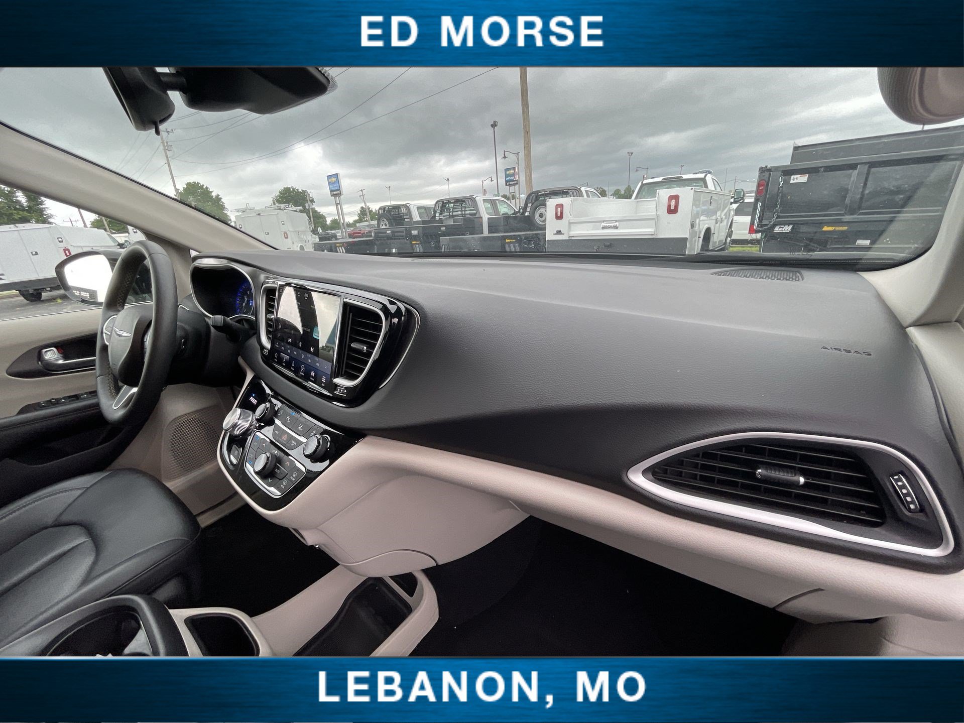 Used 2024 Chrysler Pacifica Touring-L FWD image 27