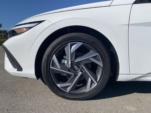 New 2025 Hyundai Elantra SEL image 43