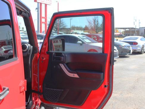 Used 2016 Jeep Wrangler Unlimited Rubicon w/ Connectivity Group AWD/4WD image 10