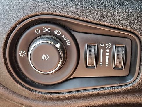 Used 2016 Jeep Renegade Latitude image 22