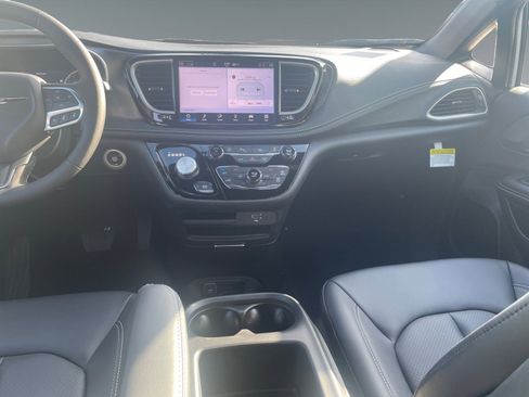 New 2026 Chrysler Pacifica Select image 11