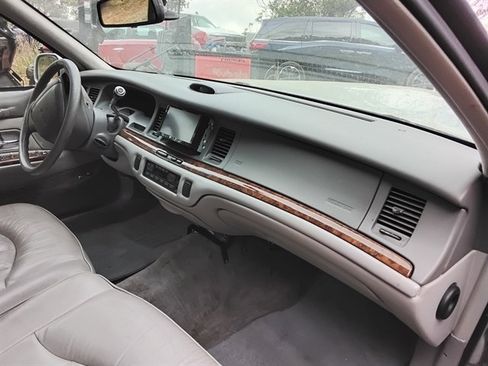 Used 1997 Lincoln Town Car Executive RWD image 14