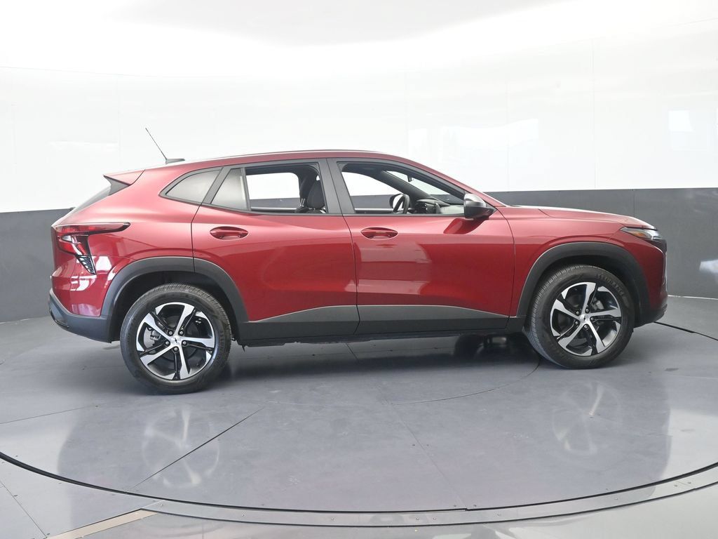 Used 2025 Chevrolet Trax RS w/ Sunroof Package FWD image 7