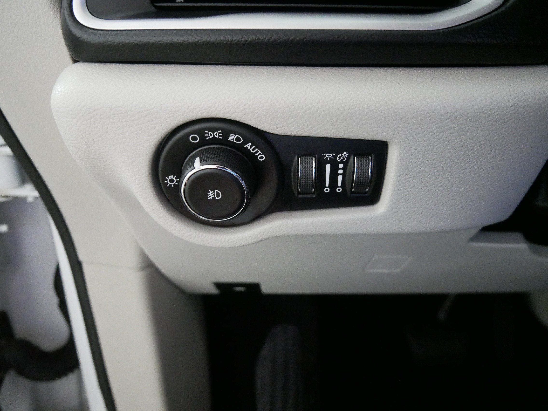 Used 2020 Chrysler Pacifica Touring-L w/ Tire & Wheel Group FWD image 26