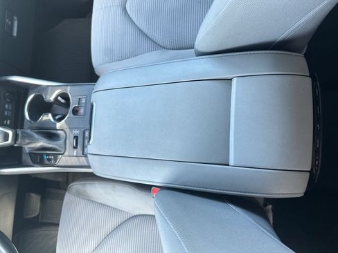 Used 2022 Toyota Highlander LE AWD/4WD image 19
