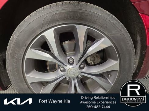 Used 2019 Chrysler Pacifica Limited w/ Tire & Wheel Group FWD image 11