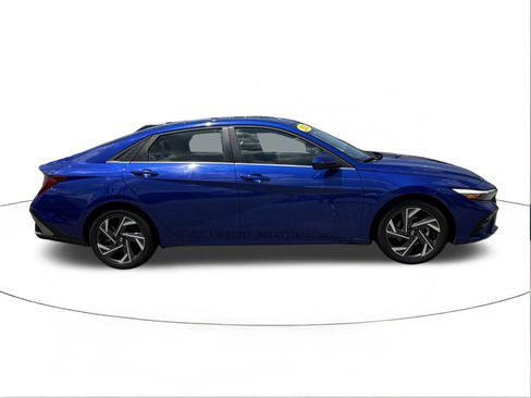 Used 2025 Hyundai Elantra SEL FWD image 2