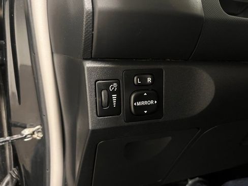 Used 2010 Toyota Yaris 2-Door Hatchback image 17