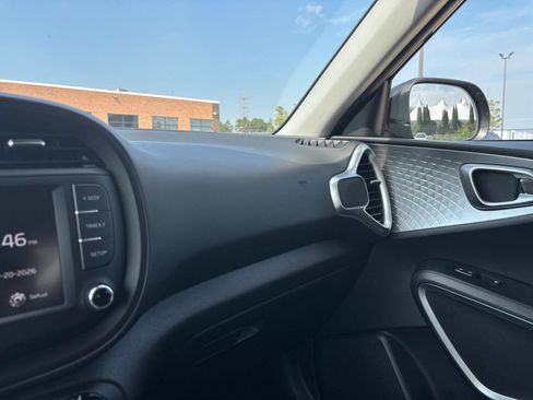 Used 2025 Kia Soul LX w/ LX Technology Package FWD image 33